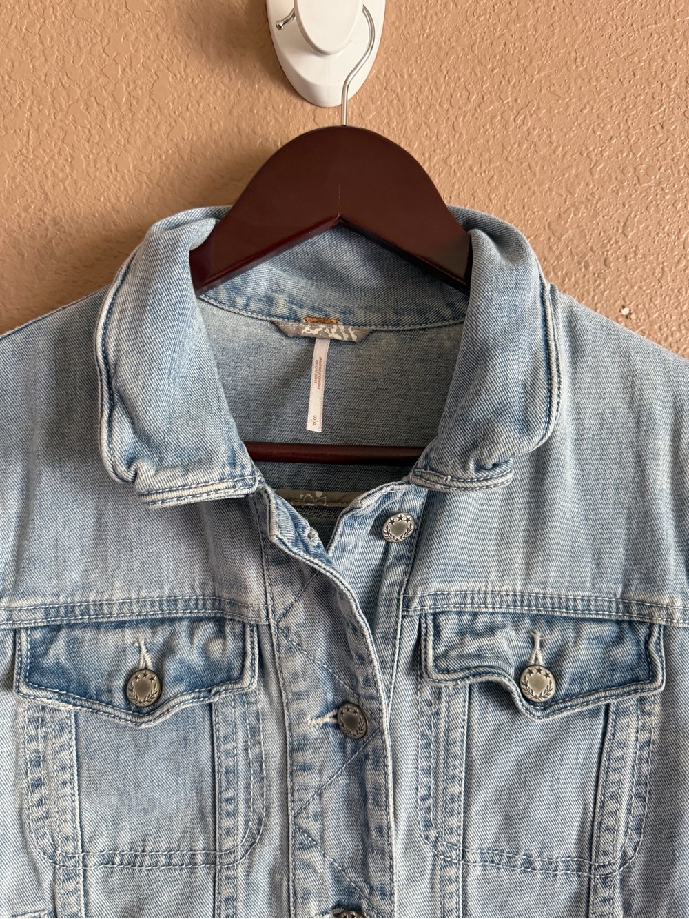 Free People Light Washed Blue Denim Cropped Jacket Size Small - Picture 3 of 8